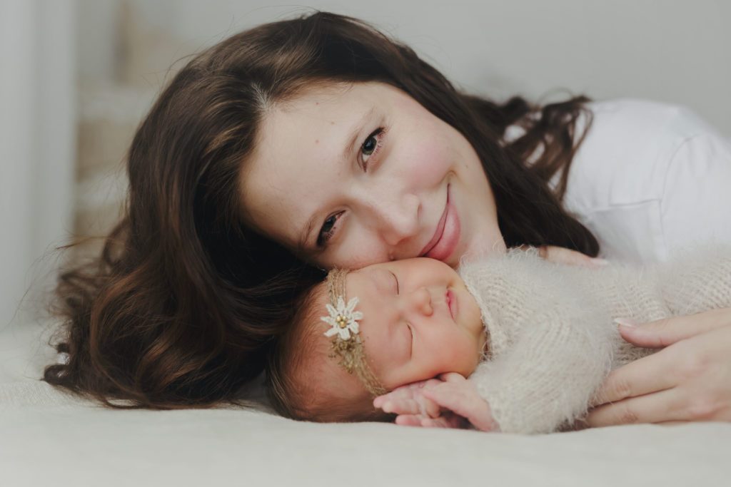 Celine Hocke Fotografie. Professionelle Babyfotografin in Neuss, Mönchengladbach, Düsseldorf, Krefeld, Köln und Umgebung, spezialisiert auf natürliche und authentische Fotografie von Schwangeren, Neugeborenen und Familien.