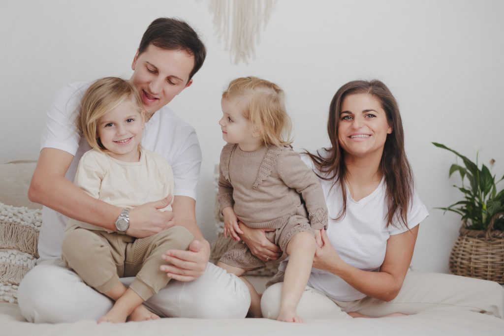 Celine Hocke Fotografie. Professionelle Babyfotografin in Neuss, Mönchengladbach, Düsseldorf, Krefeld, Köln und Umgebung, spezialisiert auf natürliche und authentische Fotografie von Schwangeren, Neugeborenen und Familien.