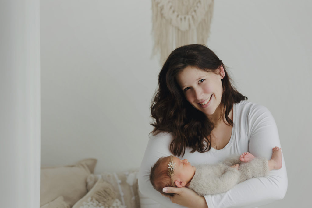 Celine Hocke Fotografie. Professionelle Babyfotografin in Neuss, Mönchengladbach, Düsseldorf, Krefeld, Köln und Umgebung, spezialisiert auf natürliche und authentische Fotografie von Schwangeren, Neugeborenen und Familien.