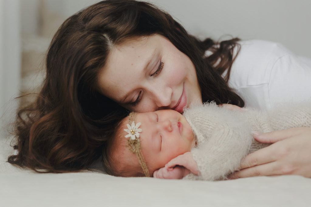 Celine Hocke Fotografie. Professionelle Babyfotografin in Neuss, Mönchengladbach, Düsseldorf, Krefeld, Köln und Umgebung, spezialisiert auf natürliche und authentische Fotografie von Schwangeren, Neugeborenen und Familien.
