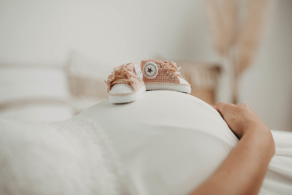 Celine Hocke Fotografie. Professionelle Babyfotografin in Neuss, Mönchengladbach, Düsseldorf, Krefeld, Köln und Umgebung, spezialisiert auf natürliche und authentische Fotografie von Schwangeren, Neugeborenen und Familien.