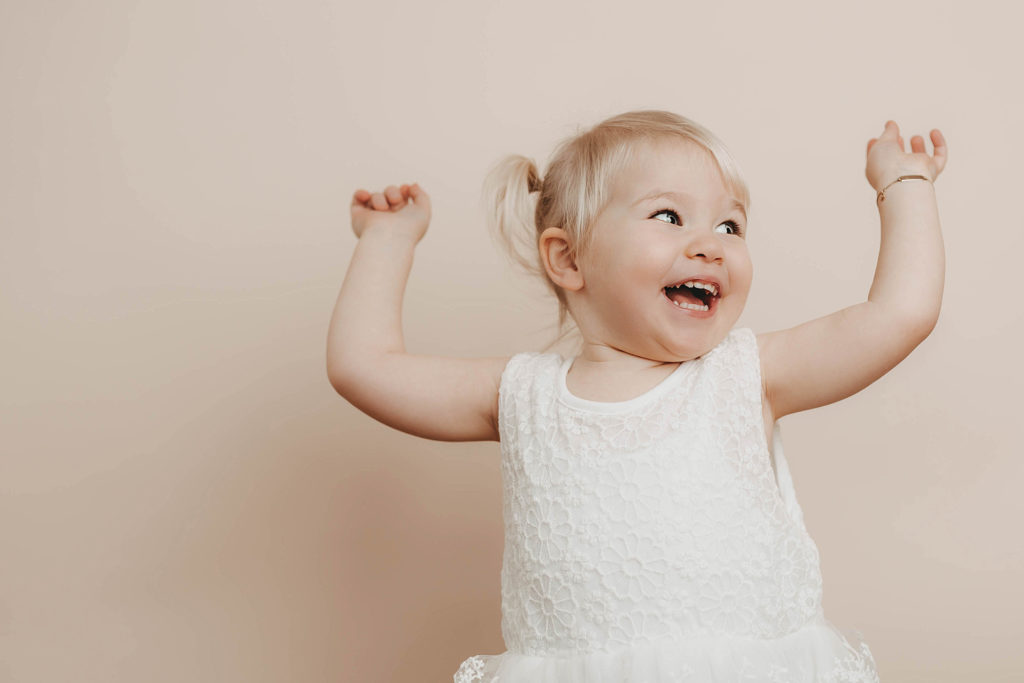 Celine Hocke Fotografie. Professionelle Babyfotografin in Neuss, Mönchengladbach, Düsseldorf, Krefeld, Köln und Umgebung, spezialisiert auf natürliche und authentische Fotografie von Schwangeren, Neugeborenen und Familien.
