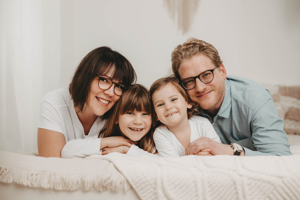 Celine Hocke Fotografie. Professionelle Babyfotografin in Neuss, Mönchengladbach, Düsseldorf, Krefeld, Köln und Umgebung, spezialisiert auf natürliche und authentische Fotografie von Schwangeren, Neugeborenen und Familien.