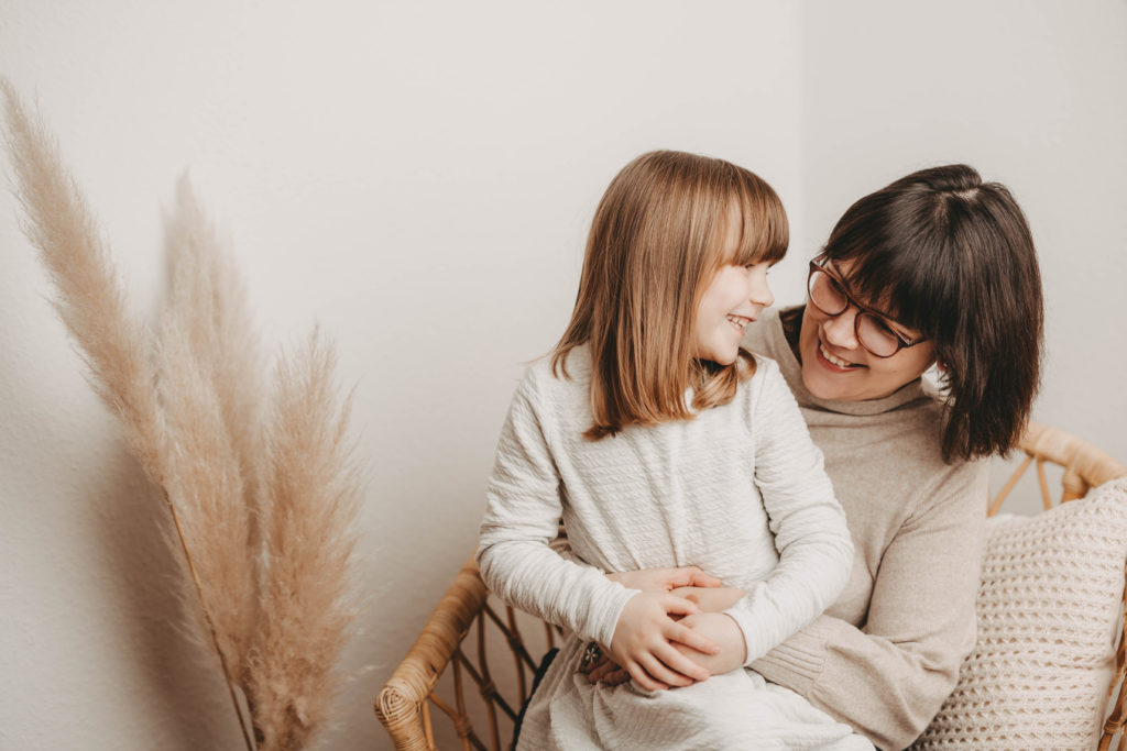 Celine Hocke Fotografie. Professionelle Babyfotografin in Neuss, Mönchengladbach, Düsseldorf, Krefeld, Köln und Umgebung, spezialisiert auf natürliche und authentische Fotografie von Schwangeren, Neugeborenen und Familien.