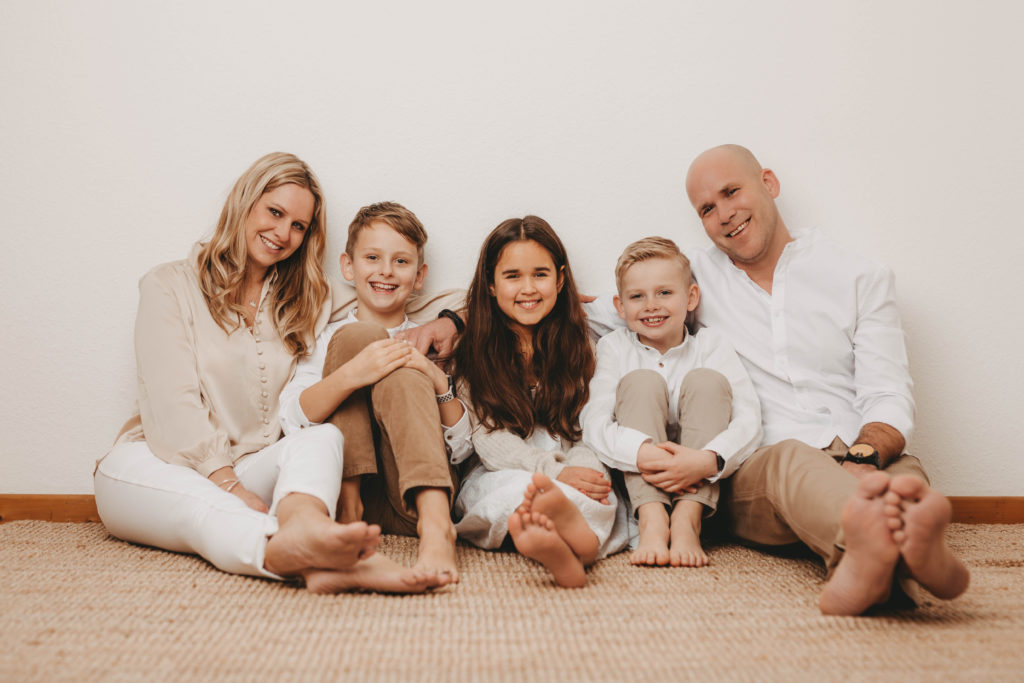 Celine Hocke Fotografie. Professionelle Babyfotografin in Neuss, Mönchengladbach, Düsseldorf, Krefeld, Köln und Umgebung, spezialisiert auf natürliche und authentische Fotografie von Schwangeren, Neugeborenen und Familien.