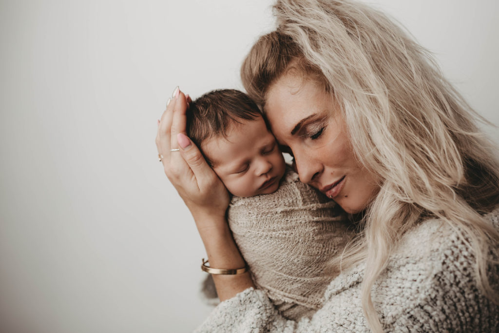 Celine Hocke Fotografie. Professionelle Babyfotografin in Neuss, Mönchengladbach, Düsseldorf, Krefeld, Köln und Umgebung, spezialisiert auf natürliche und authentische Fotografie von Schwangeren, Neugeborenen und Familien.