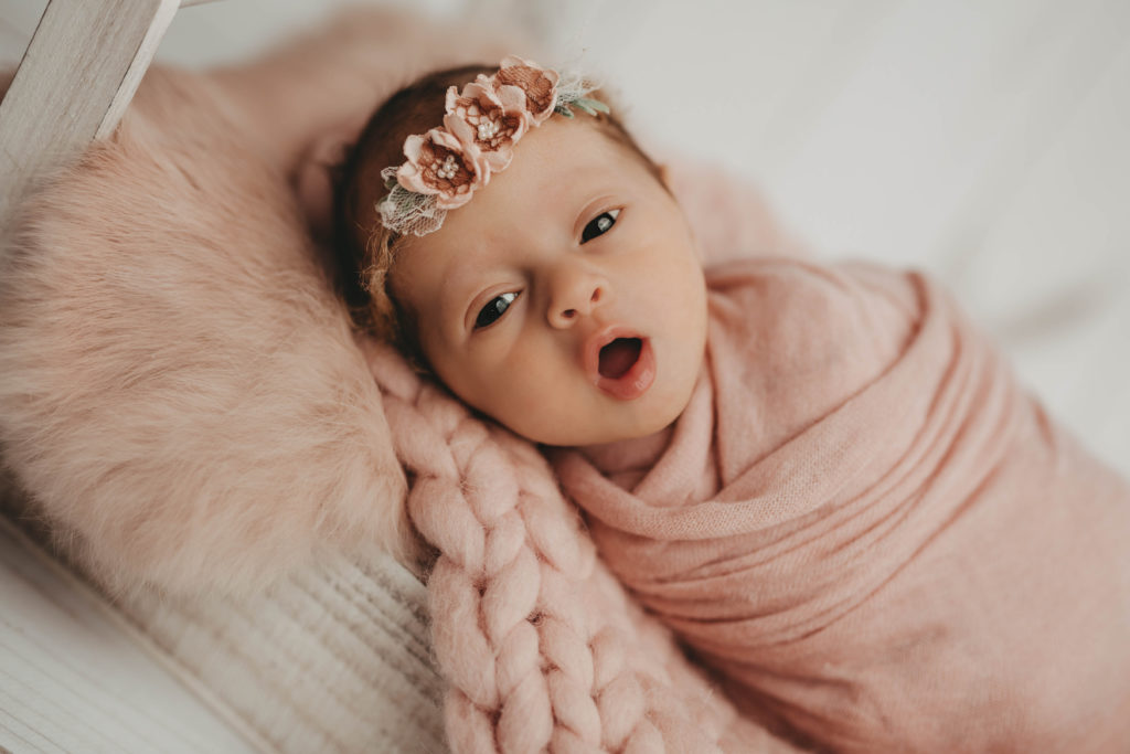 Celine Hocke Fotografie. Professionelle Babyfotografin in Neuss, Mönchengladbach, Düsseldorf, Krefeld, Köln und Umgebung, spezialisiert auf natürliche und authentische Fotografie von Schwangeren, Neugeborenen und Familien.