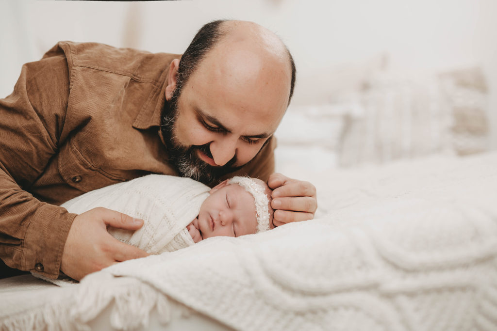 Celine Hocke Fotografie. Professionelle Babyfotografin in Neuss, Mönchengladbach, Düsseldorf, Krefeld, Köln und Umgebung, spezialisiert auf natürliche und authentische Fotografie von Schwangeren, Neugeborenen und Familien.