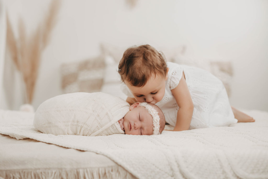 Celine Hocke Fotografie. Professionelle Babyfotografin in Neuss, Mönchengladbach, Düsseldorf, Krefeld, Köln und Umgebung, spezialisiert auf natürliche und authentische Fotografie von Schwangeren, Neugeborenen und Familien.